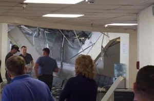 В визовом центре Литвы в Минске обрушился подвесной потолок (Фото)