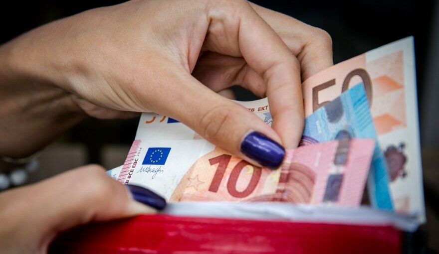 Средняя зарплата в Литве достигла 834 евро